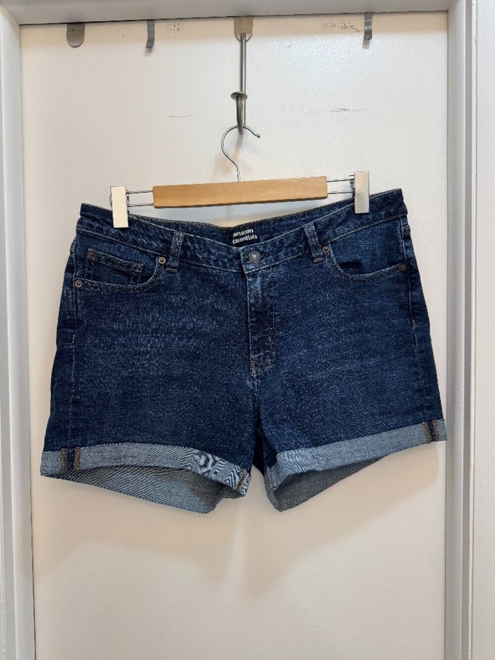 Amazon Essentials Women's Slim Fit Mid-Rise 4" Denim Shorts